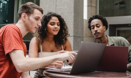 3 persons discussing on what makes you addicted to Freelancing