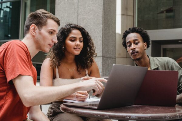 3 persons discussing on what makes you addicted to Freelancing