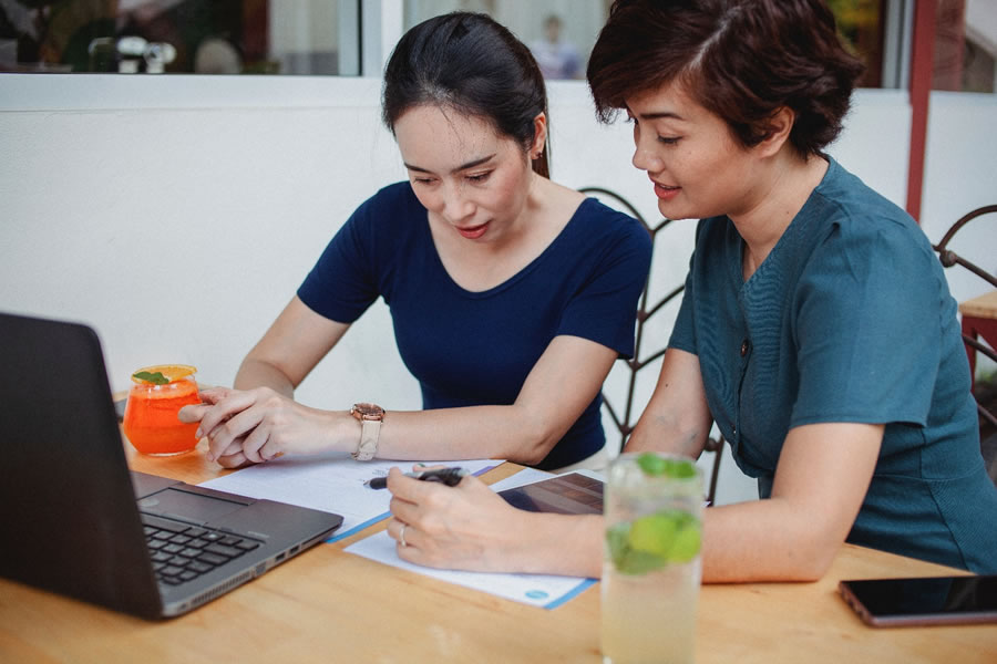 Two people discussing on how to get Hired in Freelancing